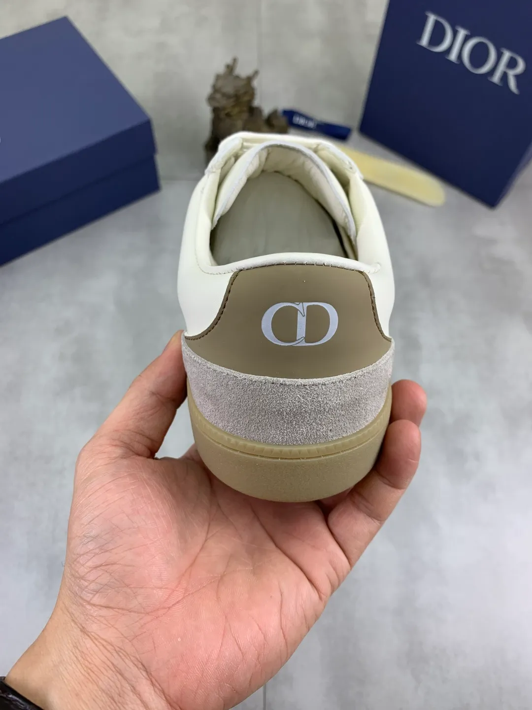 Men's shoes 💰P360 New Dior B01 moral training shoes, white first-layer cowhide, original molded outsole. New to the fall collection, this sneaker marks the return of a Dior classic, reinterpreted in a stylish and elegant silhouette. Crafted from white smooth first-grain cowhide with a tonal silk sheepskin lining, it features the Dior logo on the tongue and inner sides, and a CD icon on the heel. Paired with Tpu anti-slip soles of the same color, it can be matched with various styles to create a sophisticated look.  Code number: 38-44